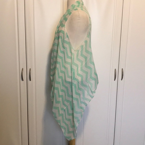 BEAUTIFUL LIGHT GREEN CHEVRON PATTERNED VEST/SCARF - Picture 2 of 4